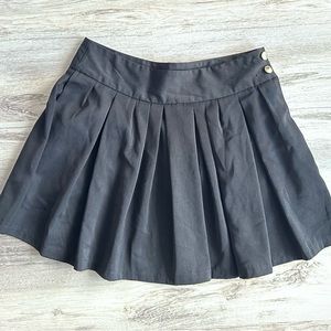 Black pleated skirt